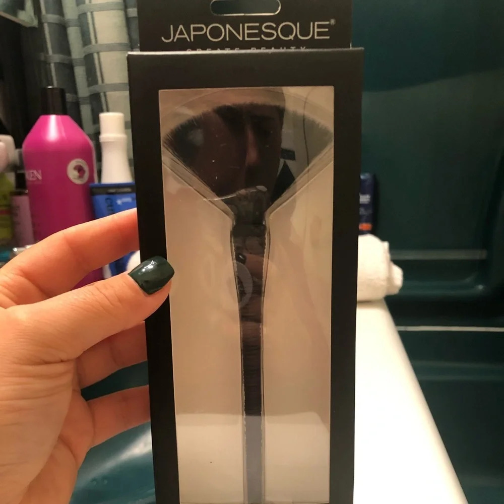 NIB JAPONESQUE FAN BRUSH